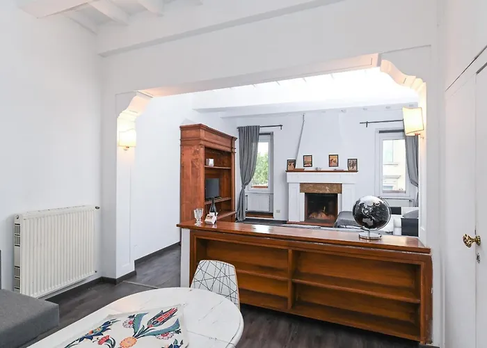 Gorgeous Trastevere Loft On The River Апартаменты