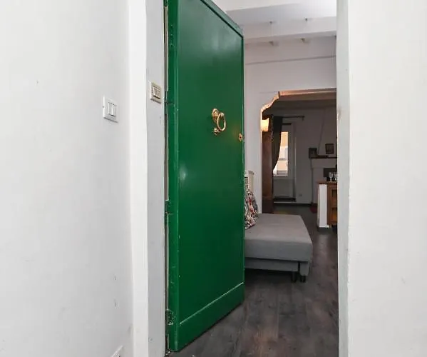 Апартаменты Gorgeous Trastevere Loft On The River Рим